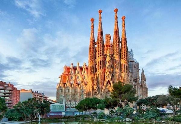 Zamanının büyük bir çoğunluğunu harcadığı “La Sagrada Familia” bazilikası hala tamamlanmamıştır.