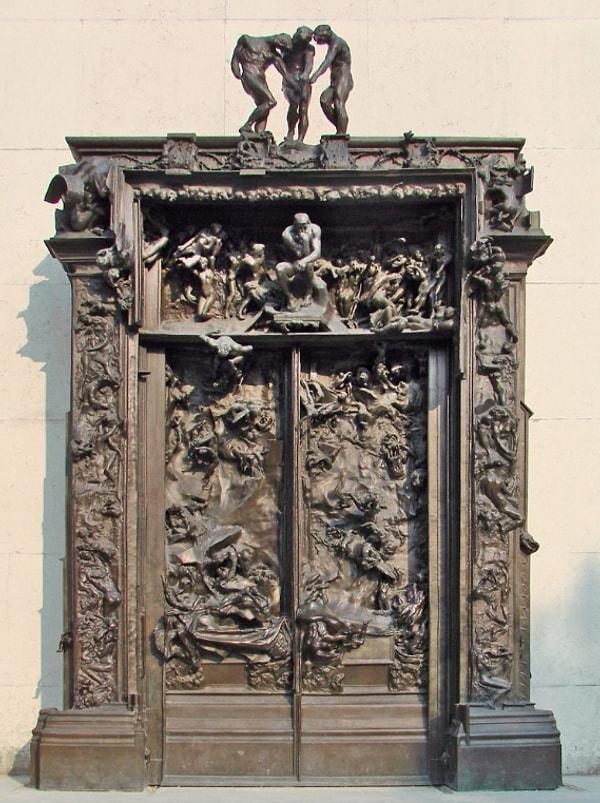 Ünlü “Düşünen Adam” heykelinin de üzerinde yer aldığı “Cehennem Kapıları” eseri ise Rodin’in belleğinin anıtsal hale gelmiş ve aklındaki her şeyi döktüğü bir eser olmuştur.