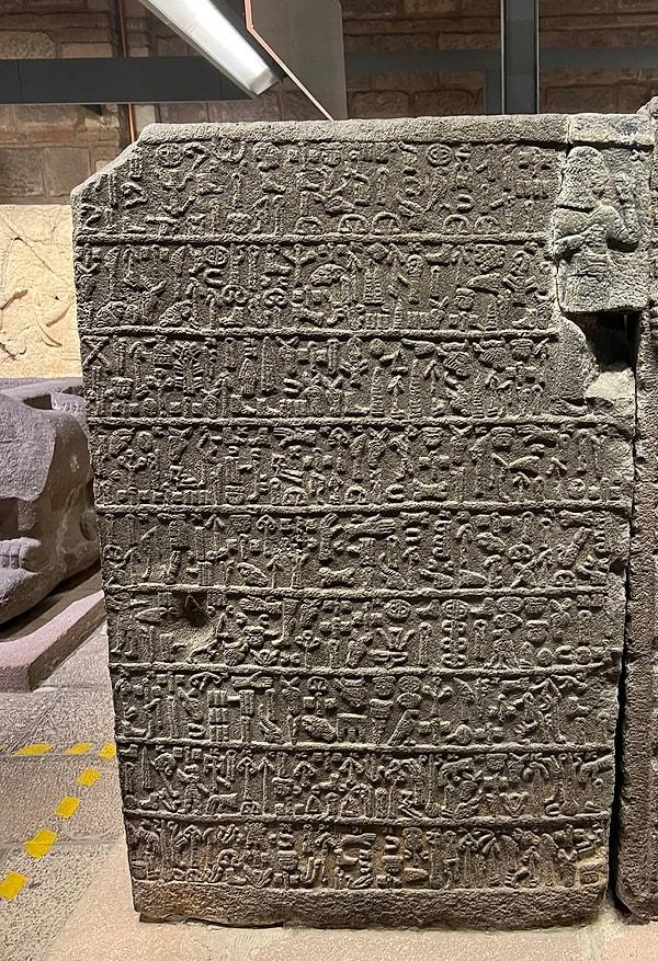 Anadolu’da var olan çeşitli hiyeroglif yazılarında krallar tanrılara adayarak yaptıkları işleri anlatıyorlar.