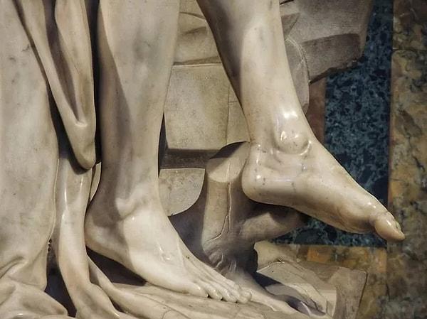 It does not escape the eyes that marble looks almost like real human skin, even the details of wrinkling clothes are not omitted.