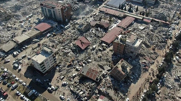 Malatya'nın Yeşilyurt ilçesinde dün öğle saatlerinde meydana gelen 5.6 büyüklüğündeki depreme eşyalarını almak için girdiği 5 katlı Buhara apartmanında yakalanan 29 yaşındaki Bedih Kış'ın cansız bedeni enkazdan çıkarıldı.