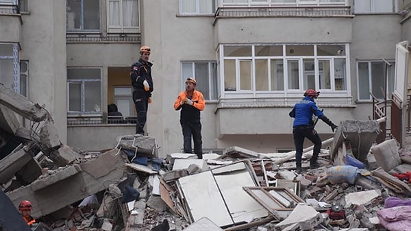 Malatya'da saat 12.04'te 5.6 büyüklüğünde bir deprem meydana gelmişti. Çevre illerde de hissedilen deprem, 6,96 kilometre derinlikte gerçekleşmişti. 29 binanın çöktüğü depremde ilk belirmelere göre 1 kişi hayatını kaybetmiş 110 kişi de yaralanmıştı. 32 kişinin enkazdan sağ çıkarılmıştı.