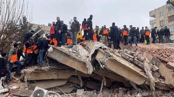 Genellikle deprem, maden kazası, patlama gibi olaylardan sonra görülen crush sendromu adı verilen rahatsızlık uzun süreli sıkışma ve hareketsizlik sonucu geliştiği biliniyor. Kaslarda ağır ezilmeler ve yaralanmaların da görüldüğü bu rahatsızlık sonucunda şok, böbrek yetmezliği, kalp ve solunum yetmezliği gelişebiliyor.