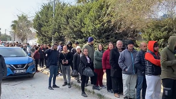 Gazeteci Fırat Fıstık da o kuyruklardan birini görüntüleyerek, "Depremzedeler erzak ve yemeğe kilometrelerce yol gelerek ulaşabiliyorlar. Kuyruğu görüyorsunuz. Yardımı yapan da devlet kurumu değil.  Türkiye İşçi Partisi'nin gönüllülerle oluşturduğu koordinasyon merkezi" dedi.