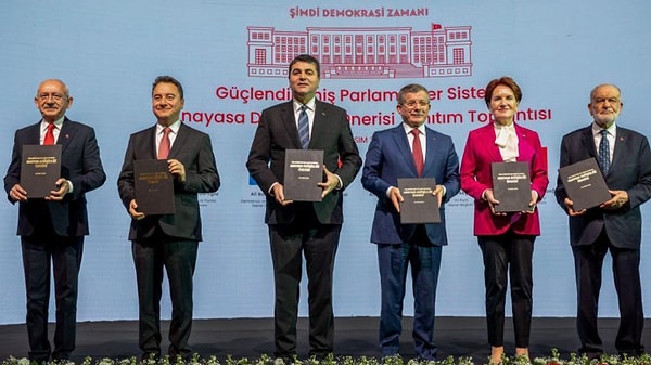 Saadet Partisi ev sahipliğinde 2 Mart'ta düzenlenecek Millet İttifakı toplantısına ilişkin de konuşan Zorlu, "2 Mart'ta Millet İttifakı 13'üncü cumhurbaşkanını belirleyecek. Bu iradeyi gösterecek ve en kısa zamanda da bu iradenin ortaklaşmasıyla bunu milletimizle paylaşacağız. Biz İYİ Parti olarak milletimizin neyi istediğini, neyi beklediğini biliyoruz. Bu sorumlulukla sayın Genel Başkanımız görüşmelerini gerçekleştiriyor" ifadelerini kullandı.