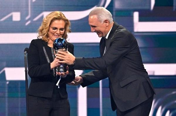 En İyi Kadın Antrenör ödülünün sahibi ise İngiltere Kadın Milli Futbol Takımı teknik direktörü Sarina Wiegman oldu.