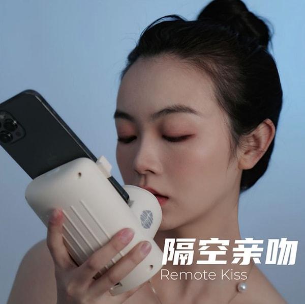 Geçtiğimiz günlerde Çinli bir mucit, uzun mesafe ilişkisi yaşayan çiftlerin sanal olarak öpüşmelerine olanak sağlayan yeni bir cihaz üretti.