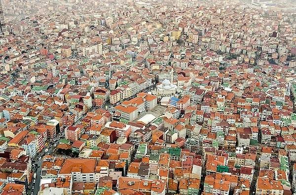 Yıllardır İstanbul'da beklenen büyük deprem için uyarılar yapılmasına rağmen, binalar hala dip dibe konumlandırılıyor ve sorgusuz sualsiz onay alıyorlar.