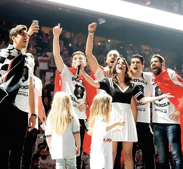 Beşiktaş'ın şampiyonluk kutlaması için Vodafone Arena'da sahne alan Simge "En büyük aşkım Beşiktaş. Yensek yenilsek de devam ediyoruz. Bu benim felsefem oldu" demişti.