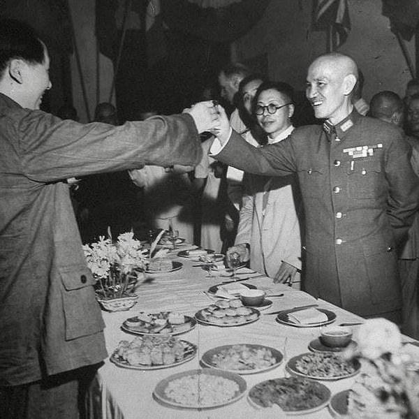 3. Japonya'nın teslim olması haberine kadeh kaldıran Çin lideri Mao Zedong ve Tayvan lideri Çan Kay Şek (1945)