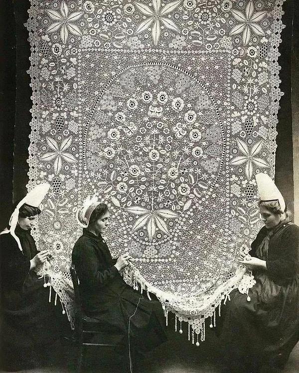 6. Fransa'da dantel işleyen kadınlar (1920)