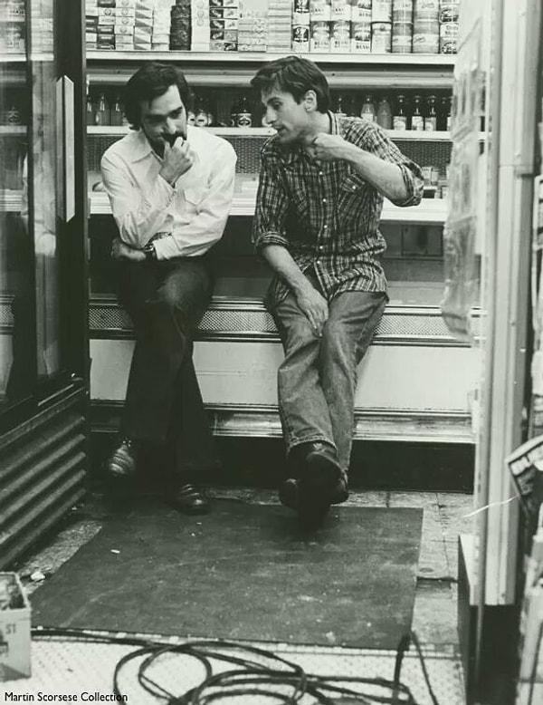 9. Taxi Driver filminin setinden yönetmen Martin Scorsese ve Robert De Niro (1975)