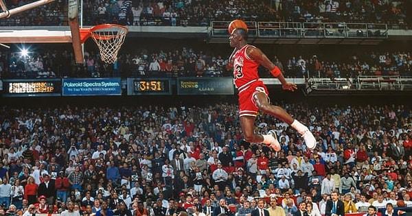 8. Chicago Bulls oyuncusu Michael Jordan'ın smaç yarışmasında çekilen görüntüsü (1988)