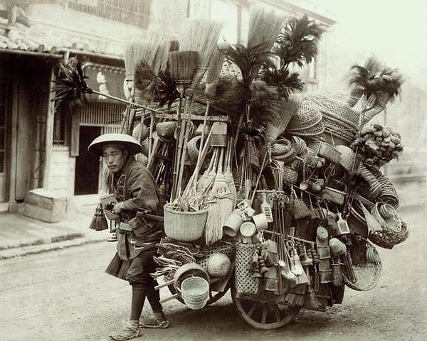 14. Japonya'da sepet ve süpürgeleriyle gezen seyyar satıcı (1890)