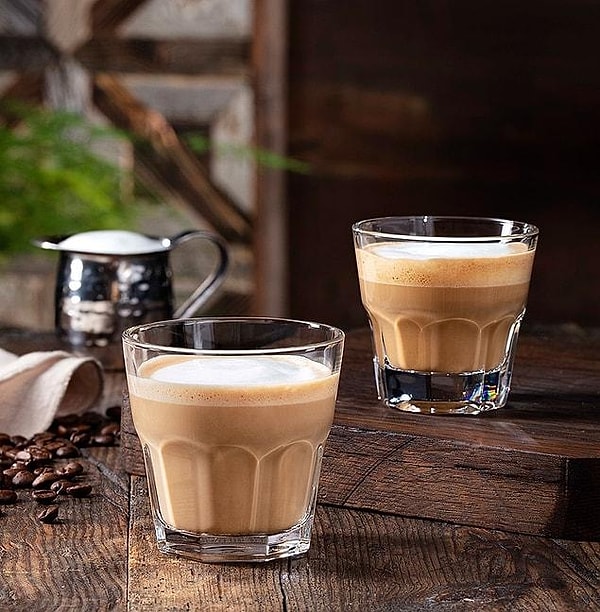 This coffee is obtained by pouring microfoamed milk over a single or double ristretto shot of espresso. It has a dominant espresso taste. As for its origin, flat white is a coffee originating from Australia. However, New Zealanders also claim that this coffee belongs to them.