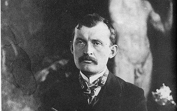 Norwegian painter Edvard Munch was walking near Oslo in 1892 when he noticed that the sky had suddenly turned blood red. He immediately returned home and created one of the most famous works of art in history. This is how the painting Scream finds its place in our lives.