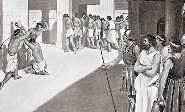 Atina’da efendilerin köleleri öldürmesi yasaktı; sadece bedensel olarak zarar verebilirlerdi ancak Spartalılardan oluşan silahlı bir birim vardı ki bunların köle öldürmesi yasaldı ve bu konuda çok istekliydiler.