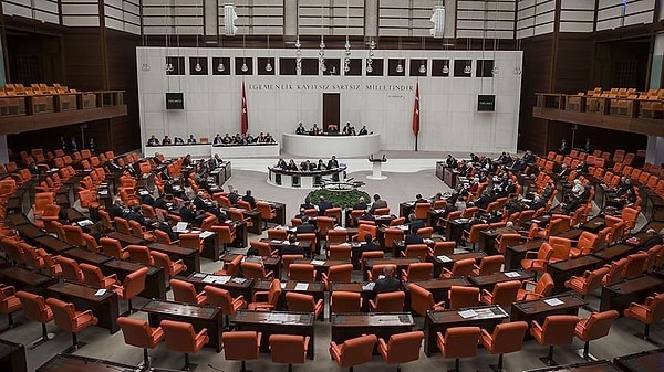 Emeklilikte Yaşa Takılanlar (EYT) düzenlemesi, dün gece Meclis Genel Kurulu'nda tüm partilerin oylarıyla kabul edilmiş ve yasalaşmıştı.