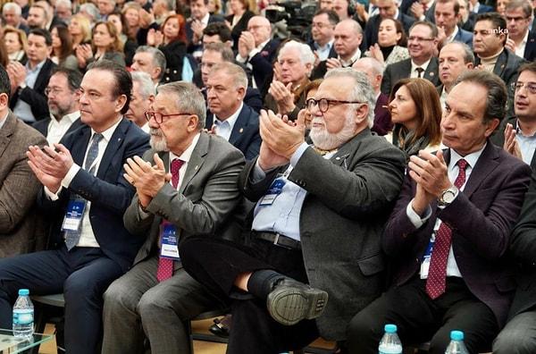 Özener, Şengör ve Görür, İBB Başkanı İmamoğlu konuşma yaptığı sırada sık sık alkışlarken de kadraja girdi.
