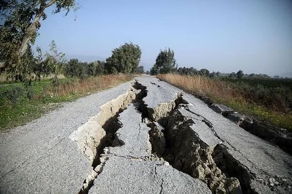 Yol haricinde nehir kenarında da birçok tarla, arazi ve kumsalda depremle oluşan benzer düzeyde yarıklar görüldü.