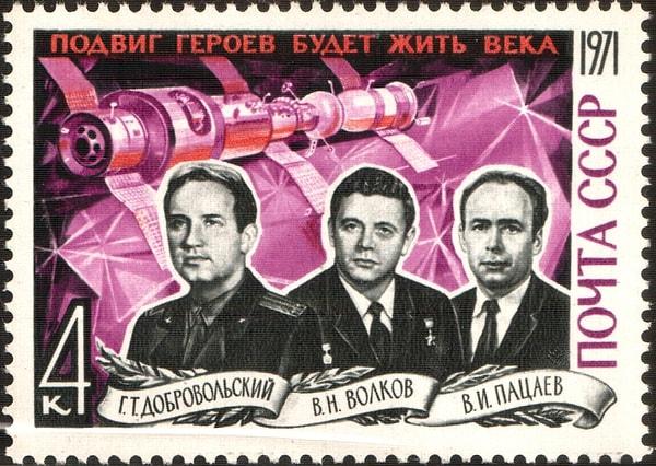 8. 1971'de Soyuz 11 uzay aracıyla dönüş yolundayken hava kapağının yanlışlıkla açılması üzere üç Rus astronot boğularak ölmüştü.