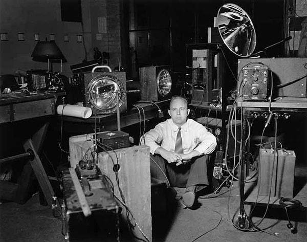Harold "Doc" Edgerton, 1930'ların başında flaş ışığını icat ederek fotoğrafçılıkta, bilimde, askeri gözetlemede, Hollywood film yapımında ve medyada devrim yaratan bir elektrik mühendisi.