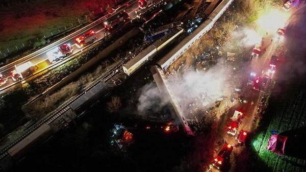 Polis, Larisa'daki İstasyon Şefi'nin ihmalle ölüme sebebiyet verme suçlamasıyla tutuklandığını belirtti.