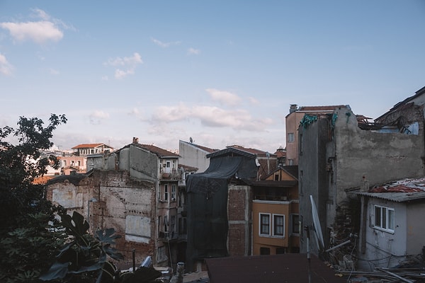 Deprem gibi büyük afetlerden sonra çocuklara karşı davranışlarımızın nasıl olduğu çok daha önemli bir hal alır.