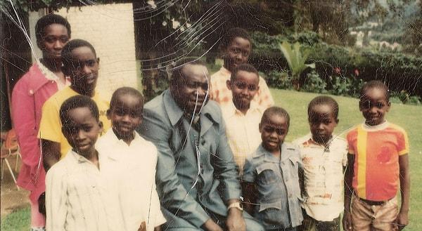 İdi Amin Dada Oumee, Sudan ve Kongo sınırlarına yakın bir yerde doğdu. Kesin doğum tarihi bilinmiyor, ancak çoğu araştırmacı 1925 yılında doğduğuna inanıyor.