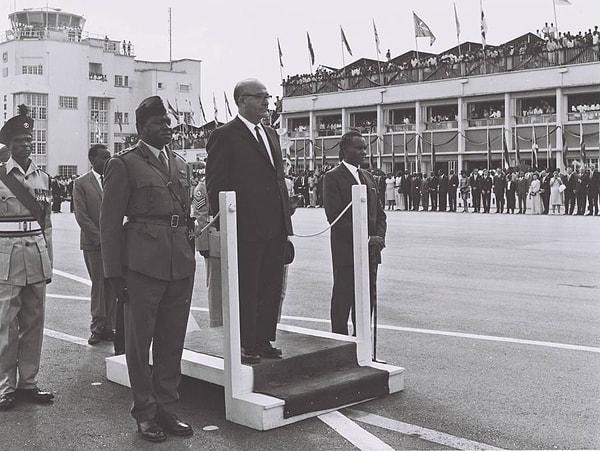 Ortalığın kızışmaya başlamasında kısa bir süre önce, 1963 yılında Obote, Amin'i binbaşılığa ve bir yıl sonra da albaylığa terfi ettirdi. Çok değil iki yıl sonra, Uganda Parlamentosu, Amin'i silah sağlaması gereken Kongo'daki gerillalardan 350.000 dolar değerinde altın ve fildişini zimmetine geçirmekle suçladı.
