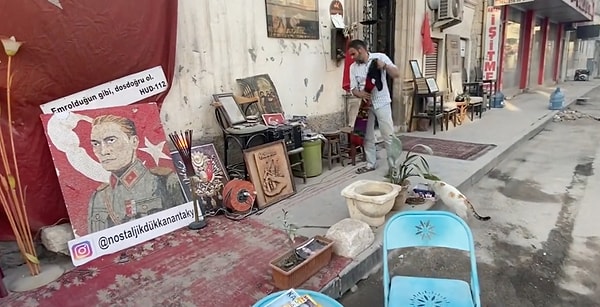 Antakya'da bir vatandaş bölgeden ayrılmıyor ve antika dükkanının önünde depremden önceki hayatını, tam olarak olmasa da  sürdürmeye çalışıyor.