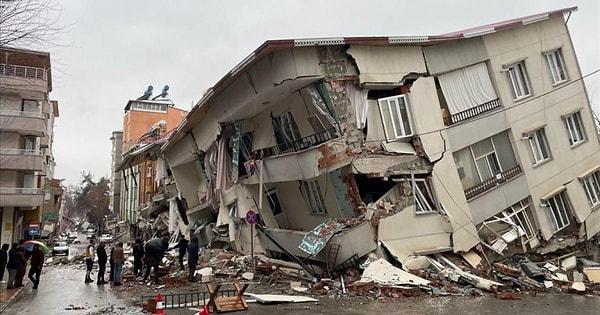 Kahramanmaraş'ta 6 Şubat'ta meydana gelen 7.7 ve 7.6 büyüklüğündeki iki büyük deprem toplam 11 ilde yıkımlara yol açmış ve 50 bine yakının insanın hayatını kaybetmesine neden olmuştu.