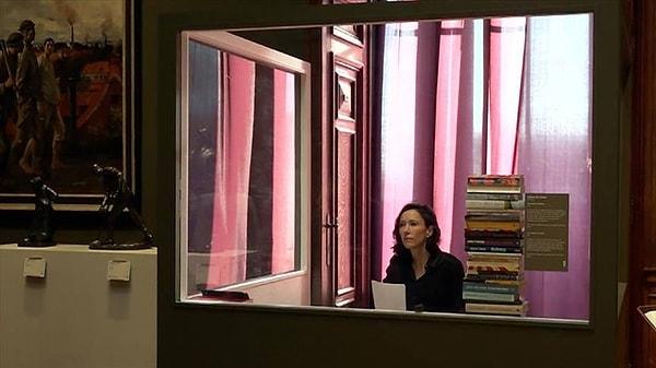 Belçika geçtiğimiz şubat ayında çok ilginç bir sanatsal deneye sahne oldu. Flamanca kitaplar yazan 47 yaşındaki Belçikalı yazar Saskia De Coster, son kitabını yazmak için 1 Şubat’ta Kraliyet Güzel Sanatlar Müzesi’nde kendini kilitlediği cam odadan çıktı.