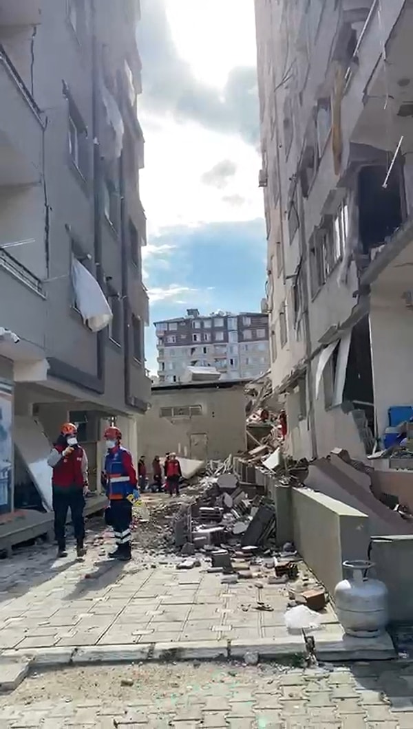 Hatay'da görevli ameliyathane hemşiresi ve 7 yıldır UMKE gönüllüsü olan Ebru Ağdak, hem enkazda hem de acil müdahale çadırlarında çalıştığını söyledi.