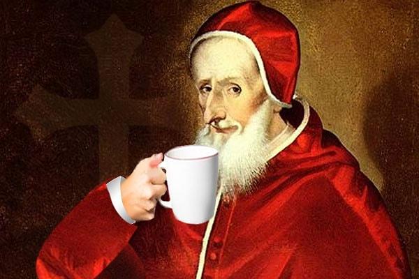 Kahve, Avrupa’da karışık bir üne sahipti. Doktorlar, sindirime yardımcı oluyor diye kahveyi severken, akademisyenler çalışırken uyanık kalmaya yarıyor derken dini çevrelerde ona ‘şeytanın içeceği’ demişlerdir. Ta ki Papa 8. Clement kahveye onay verene kadar…