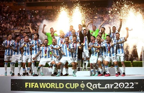 Messi, şampiyonluğun anısına Arjantin Milli Takımı'ndaki takım arkadaşlarına ve çalışanlara altın kaplama iPhone hediye etti.