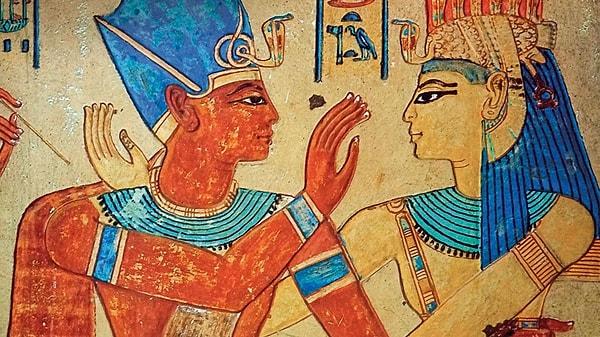 Isis, genellikle taç, koç boynuzu, güneş diskleri, bereketi sembolize eden bitkiler ve tüylerle tasvir edilir. Ayrıca, bazı tasvirlerinde annelik sembolü olan çocuk Horus'u da taşıdığı görülür.