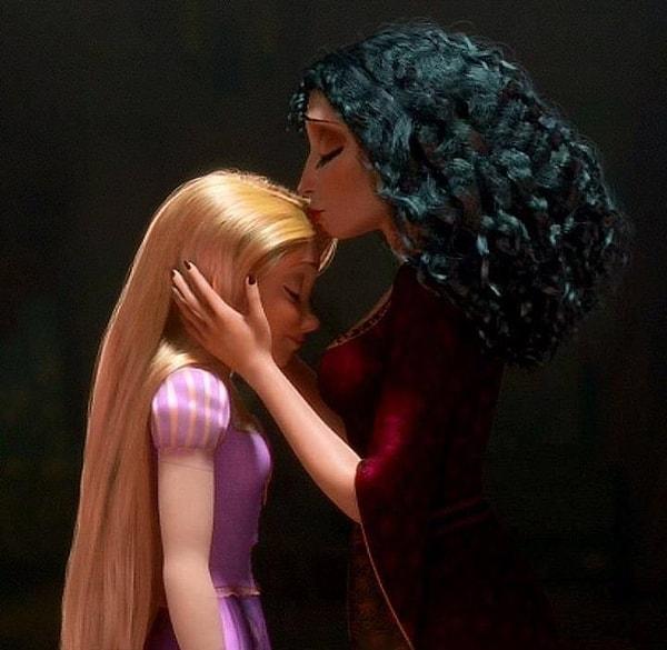 1. 'Karmakarışık' filminde annesinin Rapunzel'i öptüğü sahneyle başlayalım.