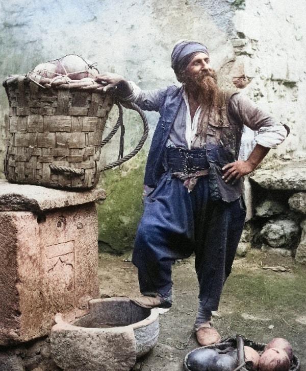 1. İstanbul'da bir seyyar meyve satıcısı, o zamanlar epey nadir görülen fotoğraf makinesine poz veriyor. (1900'ler)