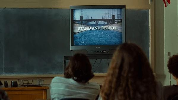 6. 'Bad Teacher' filminin ilk sahnesinde öğrenciler 'Stand and Deliver' adlı bir film izliyordu...