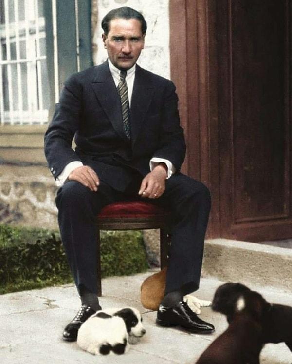 15. Mustafa Kemal Atatürk, Çankaya Köşkü'nün bahçesinde yavru köpeklerle birlikte. 😍