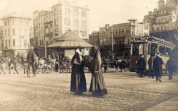 2. Osmanlı Döneminde İstanbul, Eminönü Meydanı. (1900'ler)