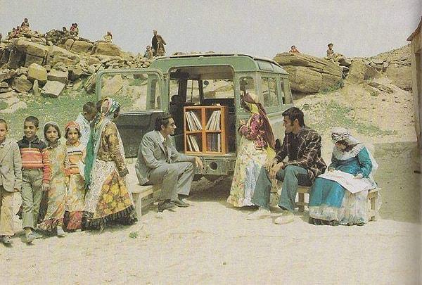 5. Van'da bir 'gezici kütüphane'yi görmeye gelen aile. (1970)