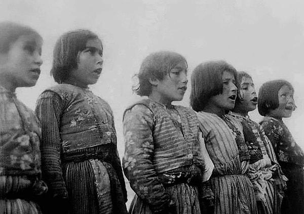 6. Ankara'da Köy Enstitüsü'ne kaydını yaptıran kız çocukları. (1941)