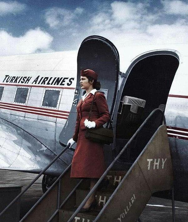 12. Türk Hava Yolları hostesinin DC-3 uçağıyla çekildiği renklendirilmiş bir fotoğraf. (1950’ler)
