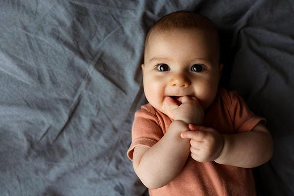 Bebekler, yetişkinler gibi mide rahatsızlıklarına sahip olabiliyor. Bebeklerde en çok görülen mide rahatsızlığı olan reflü ebeveynlerin en merak ettikleri konulardan biri.
