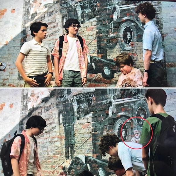 22. Aynı filmde çocukların toplandığı bir sahnede arkadaki araba çiziminin altında bir anda Pennywise'ın görüntüsü beliriyor!