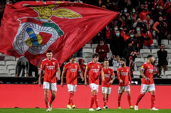 TVI'de yer alan habere göre; futbol devlerinden Benfica, oynadığı 6 maçta şike yapmak amacıyla rakip futbolculara para dağıttı.