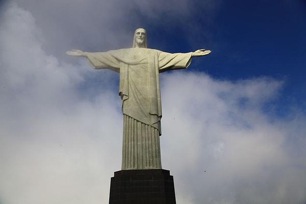 4. Kurtarıcı İsa Heykeli (Rio de Janeiro, Brezilya)