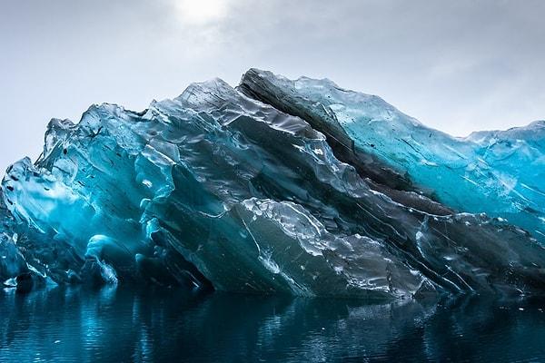 14. Alex Cornell tarafından Antartika'da çekilen ters bir buzdağının görüntüsü👇